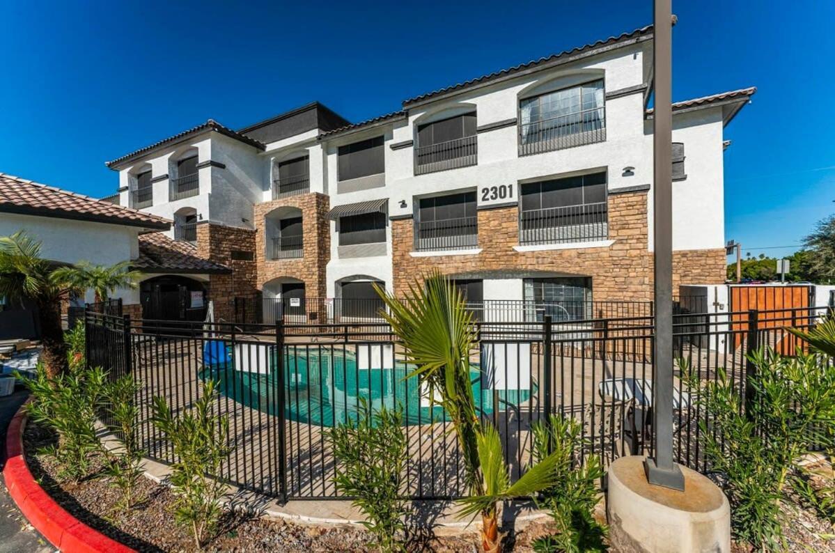 Tempe Studio Apartment Two Full Size Beds Bagian luar foto